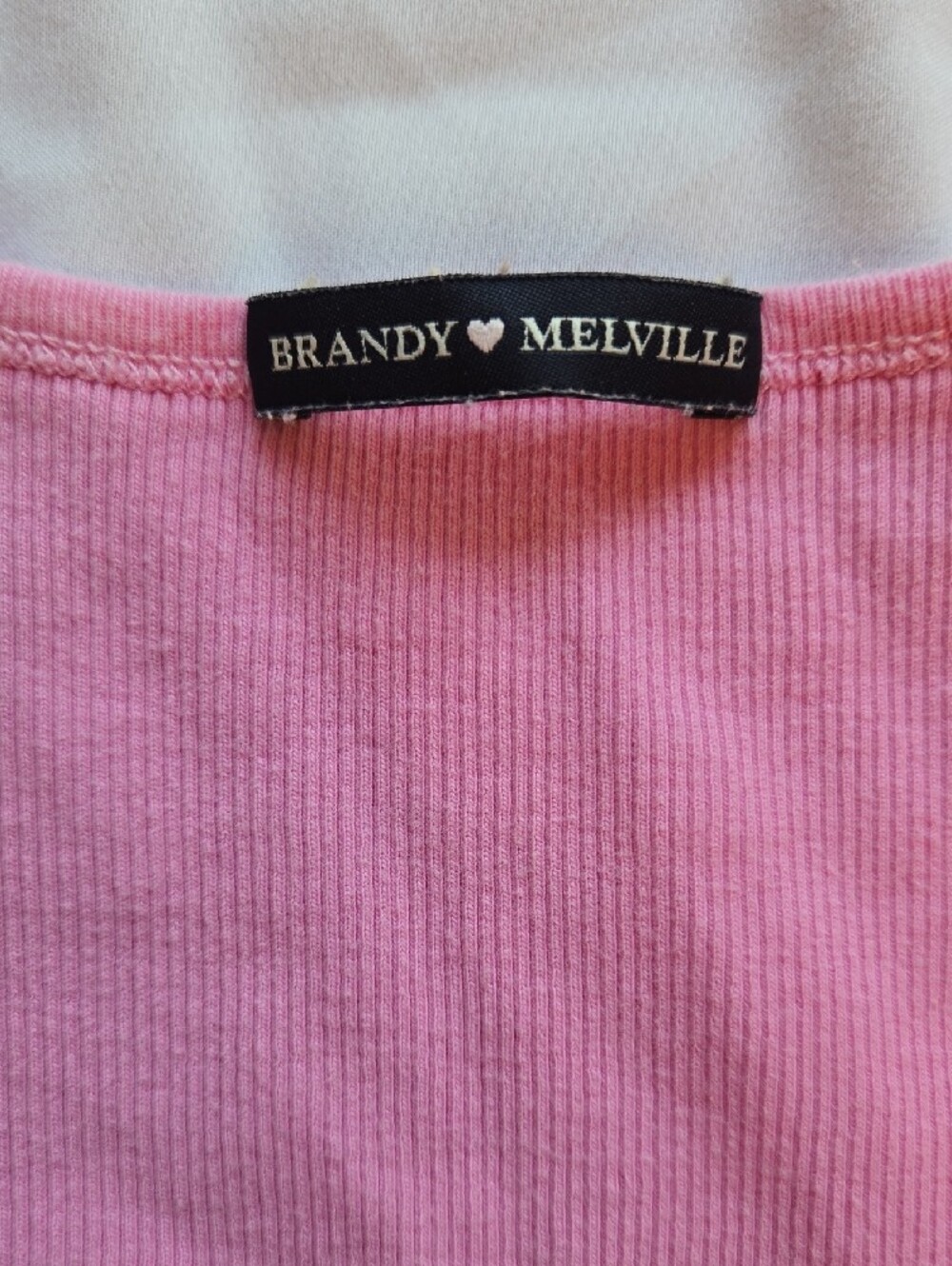 Brandy Melville Bubblegum Pink Ribbed Button-Front Crop Tee - Picture 4 of 5